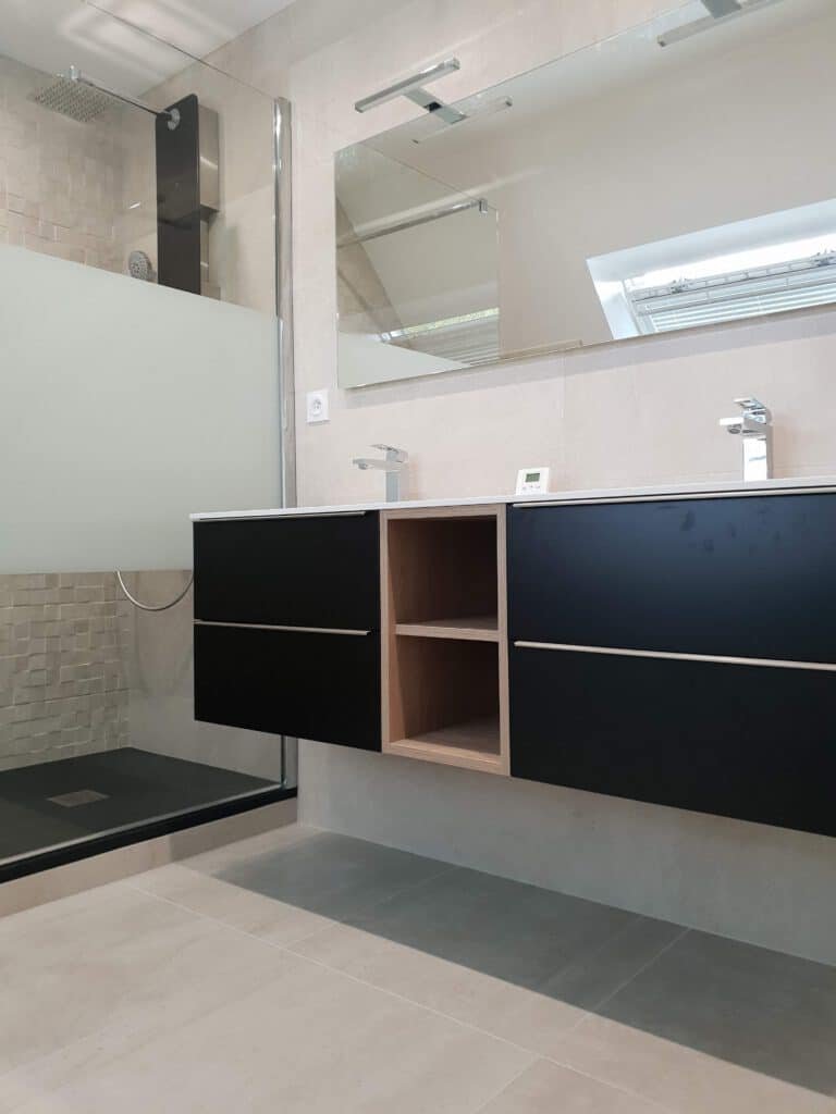 salle de bain fonctionnelle avec espace douche et équipements modernes