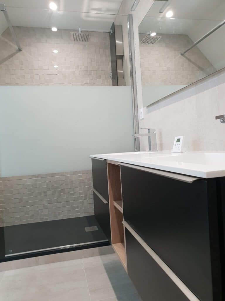 Rénovation d'une salle de bain avec douche, carrelage moderne et rangements intégrés