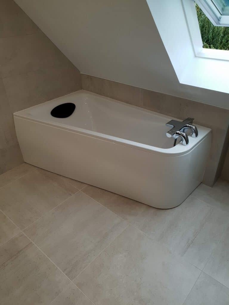 Salle de bain rénovée avec baignoire, mobilier et finitions modernes