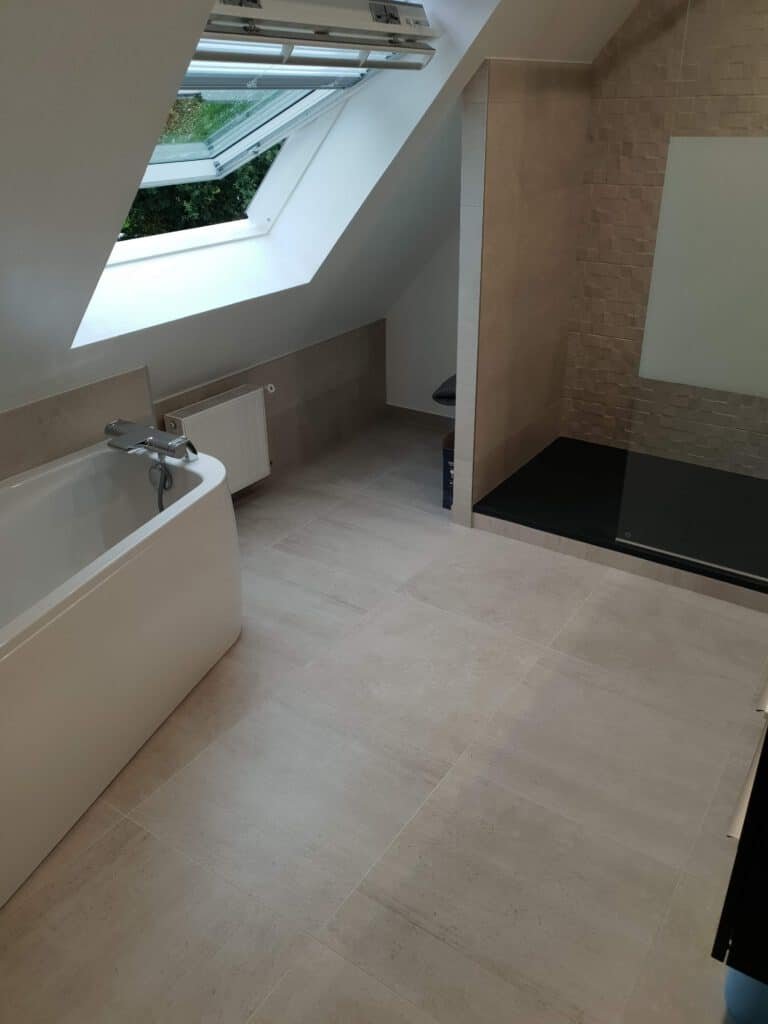 Salle de bain moderne avec baignoire, meuble vasque et aménagement contemporain