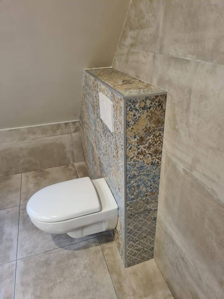 Salle de bain avec WC intégré et aménagement harmonieux de l’espace