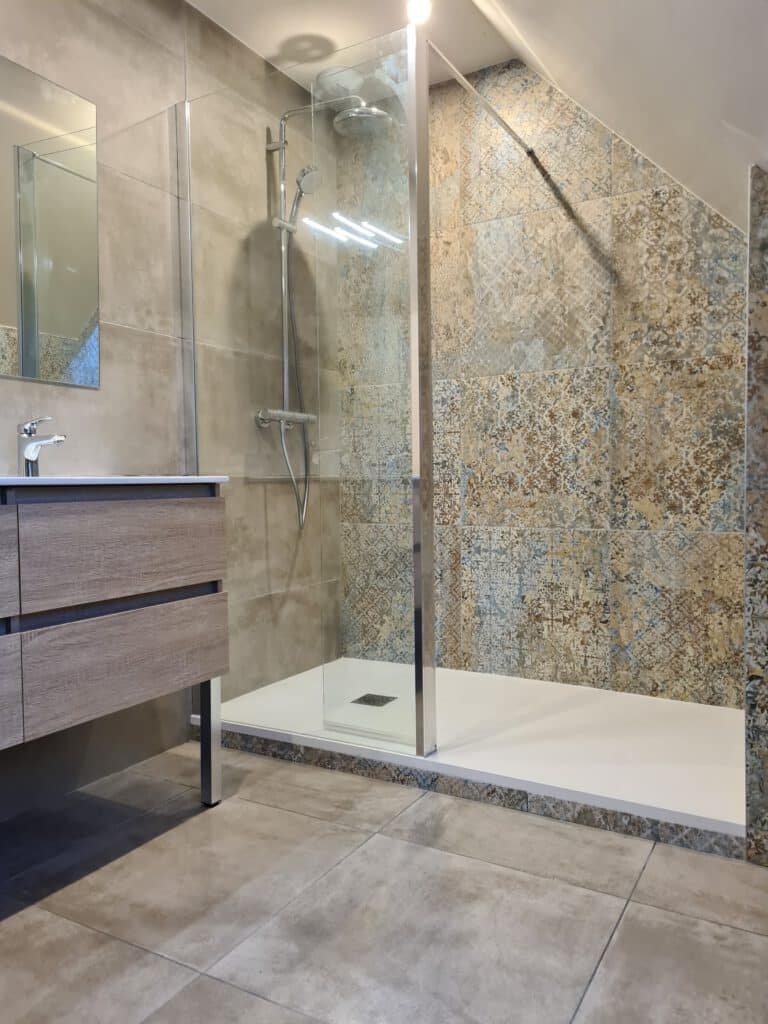 Salle de bain moderne avec douche à l’italienne et finitions élégantes