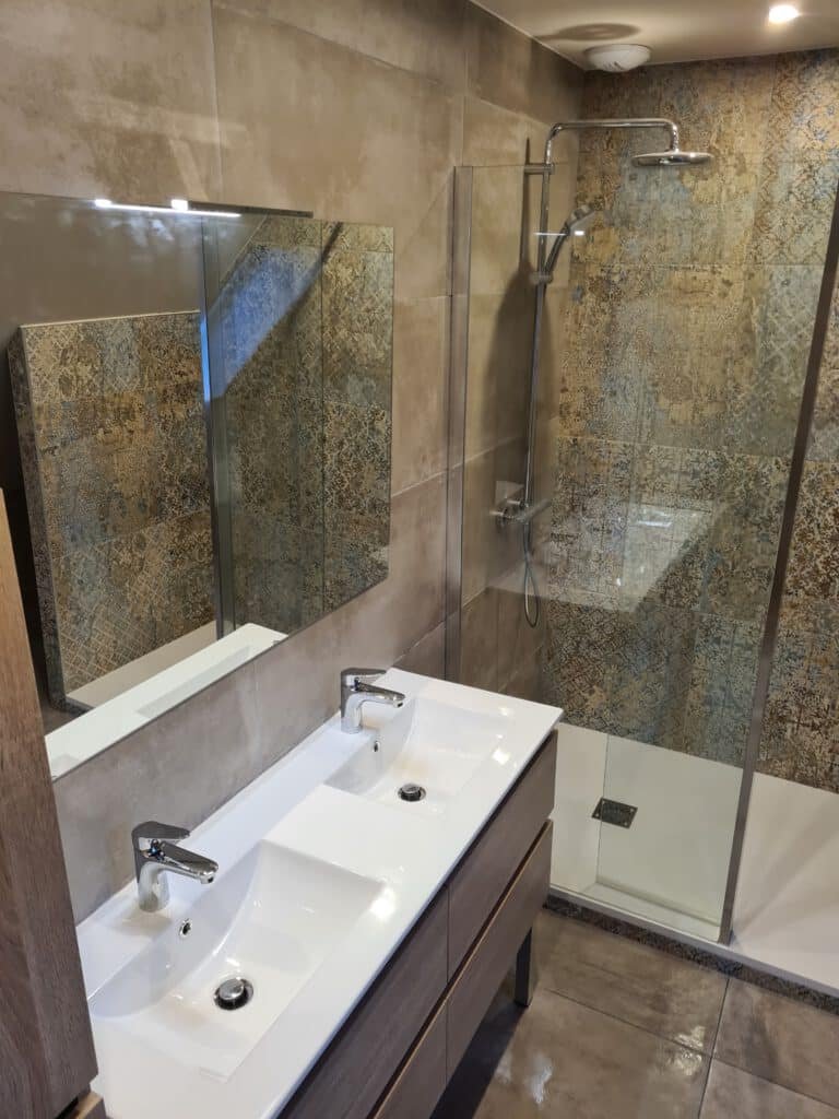 Salle de bain rénovée avec double vasque et espace fonctionnel pour le quotidien