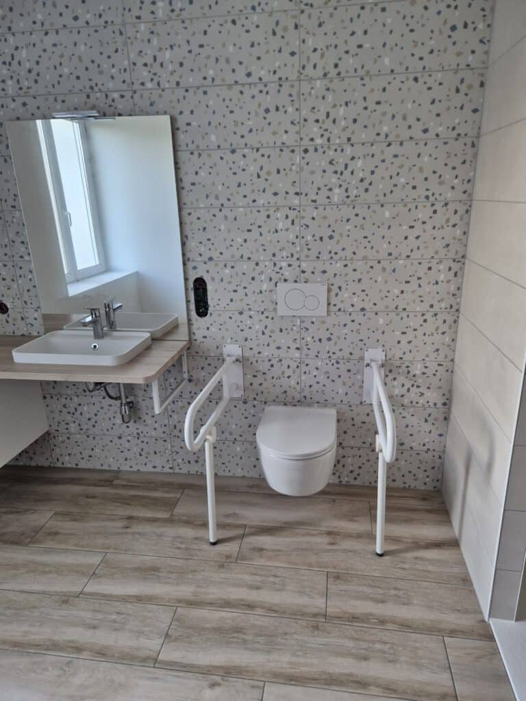 Toilettes adaptées PMR avec installation pensée pour le confort et l’accessibilité