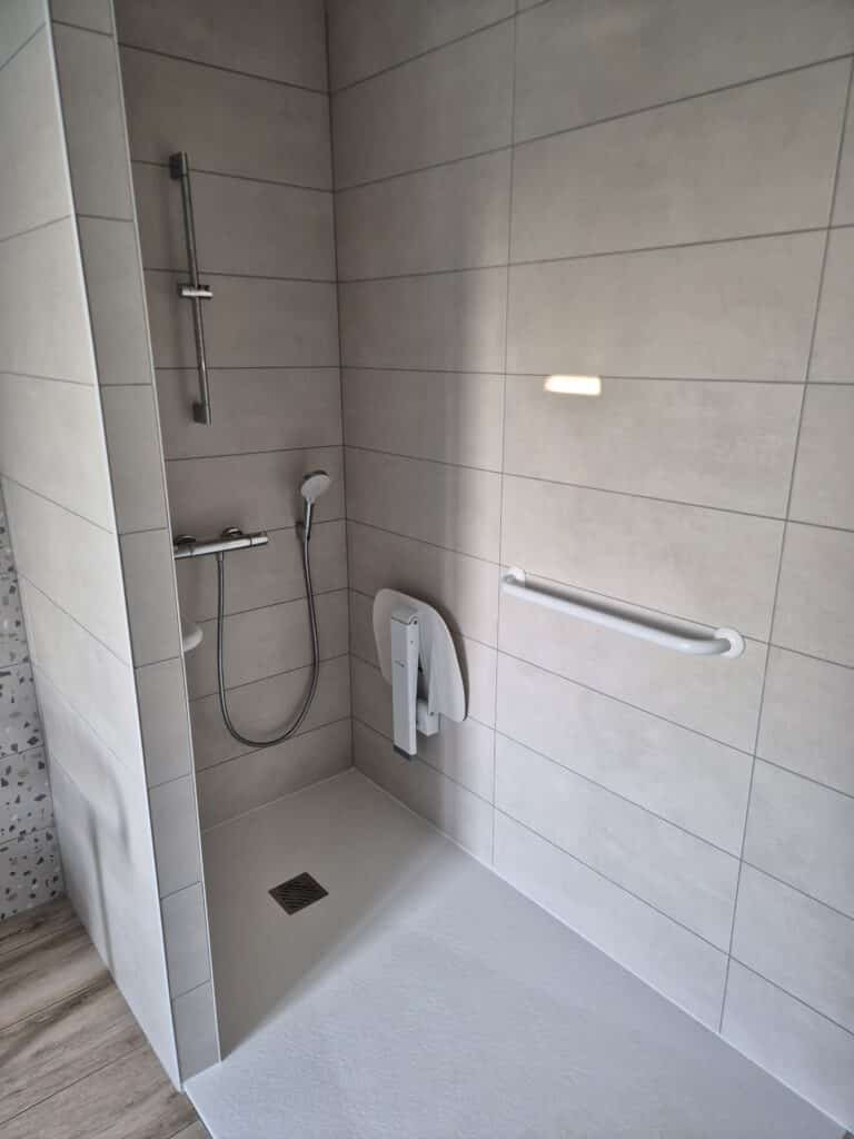 Douche accessible PMR avec espace adapté et aménagement facilitant l’autonomie au quotidien