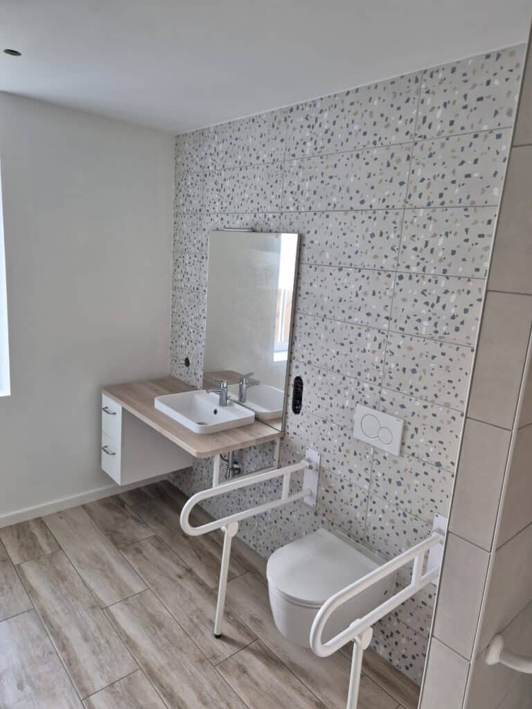 Espace sanitaire PMR avec WC adapté pour améliorer l’autonomie et la sécurité