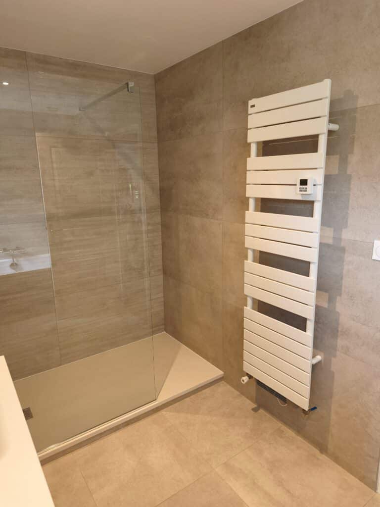 Salle de bain moderne avec radiateur mural installé pour un confort thermique optimal