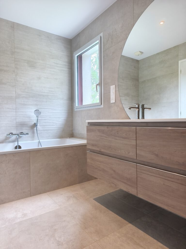 Création d'une salle de bain fonctionnelle avec équipements modernes